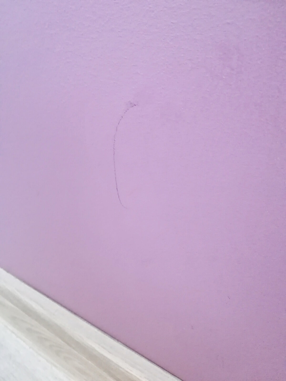 Zmywanie plam na ścianie w kolorze Magiczny Almandyn