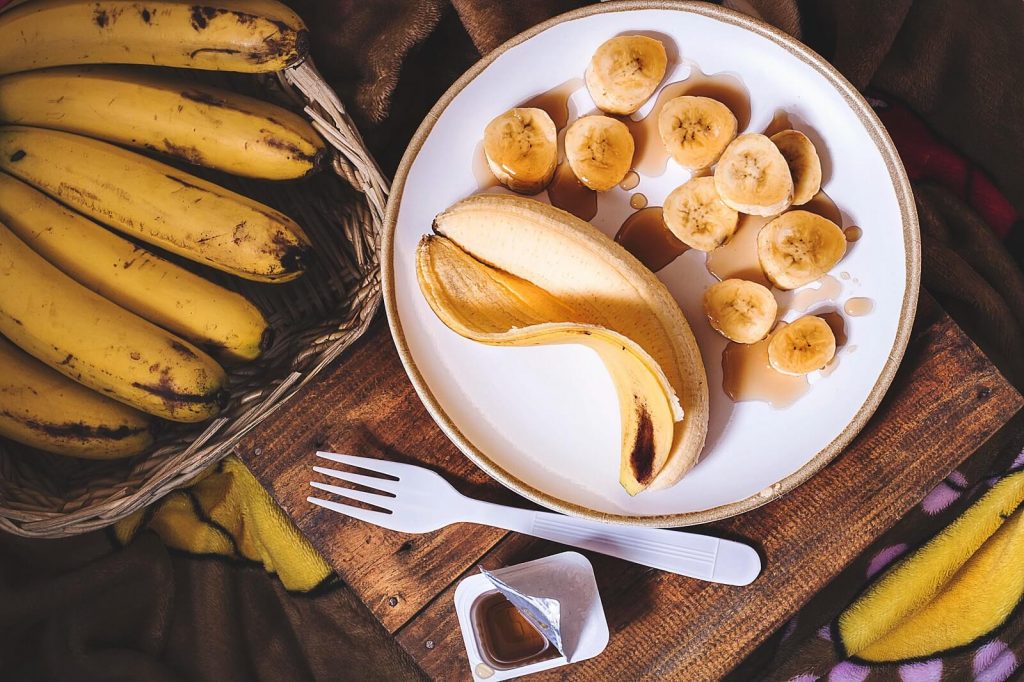 Banan przed lub po bieganiu to doskonały zastrzyk węglowodanów.