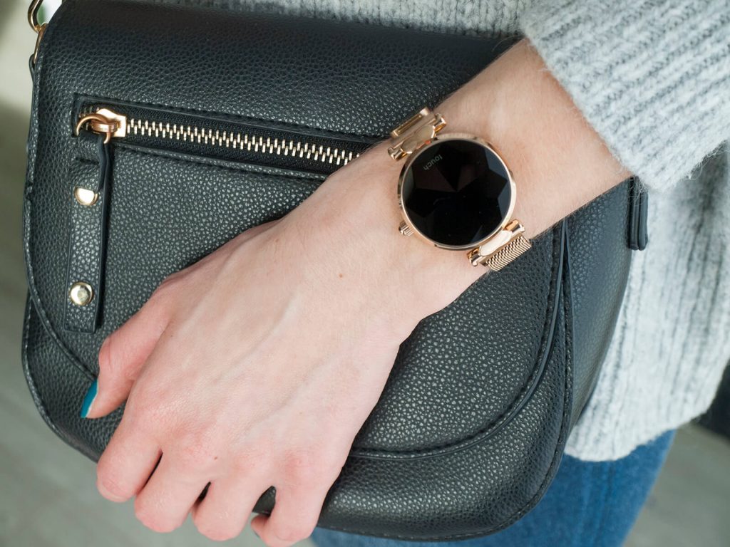 Smartwatch dla kobiet z czarną torebką