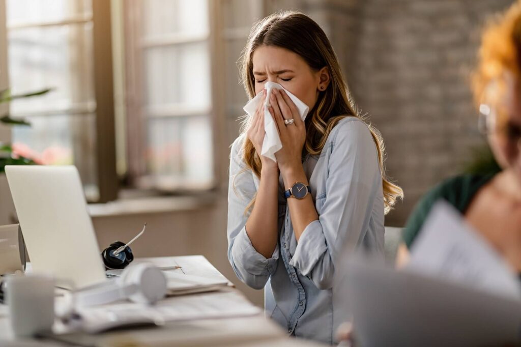 Oczyszczacz powietrza, odkurzacz i para wodna do usuwania alergenów z domu